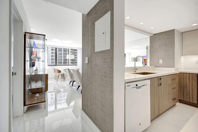 Building Photo - 540 Brickell Key Dr