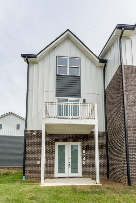 Building Photo - 5745 Sofias Cir