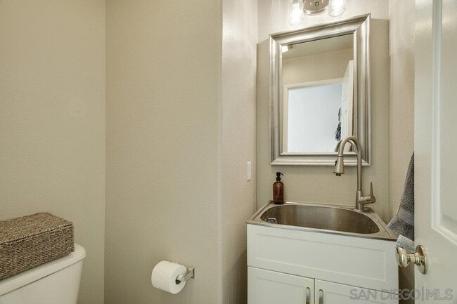 Building Photo - 2811 W Canyon Ave.