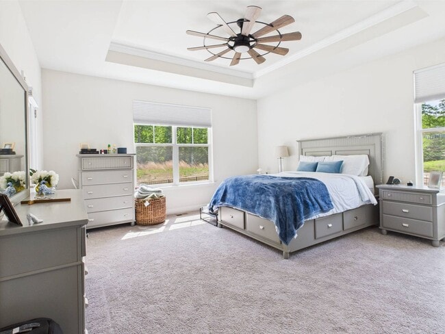 Building Photo - Stunning 5 Bedroom 4.5 Bathroom Located in...