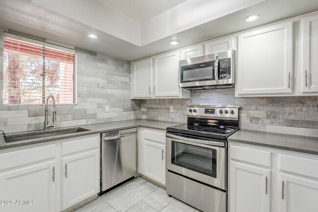Building Photo - 4303 E Cactus Rd