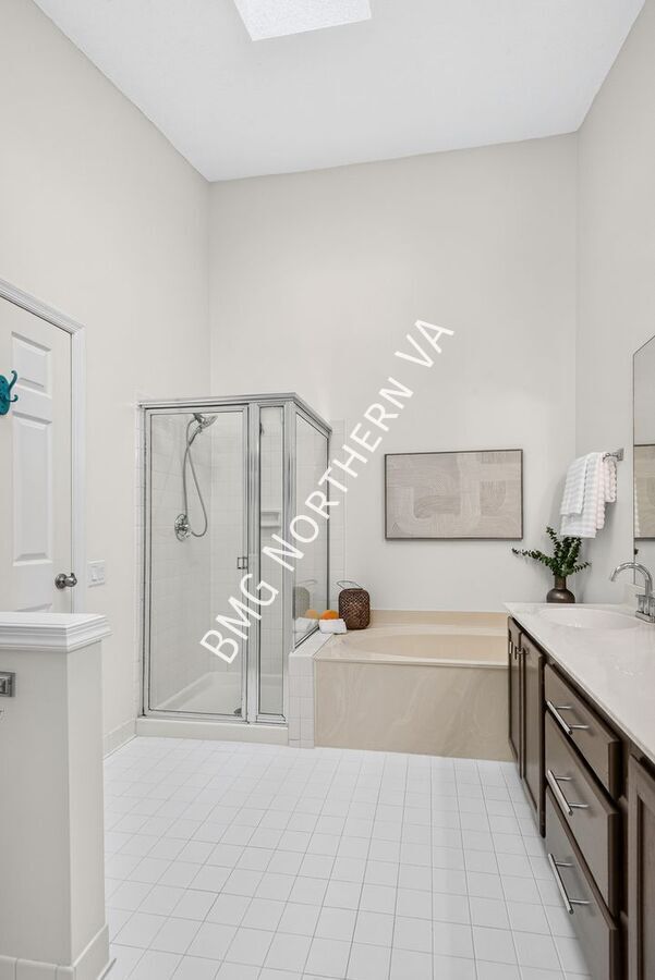 Building Photo - 43790 Laburnum Square