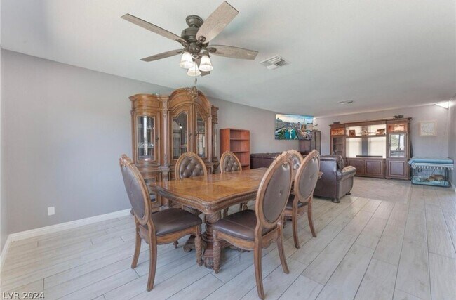 Building Photo - 580 Chelsea Dr