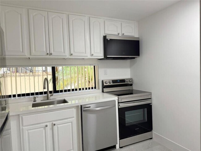 Building Photo - 2 bedroom in Sunny Isles Beach FL 33160