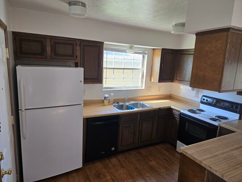 Kitchen - 5645 Chatford Dr