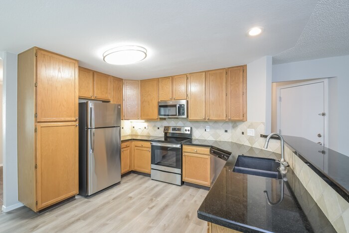 Building Photo - 16556 E Hialeah Dr