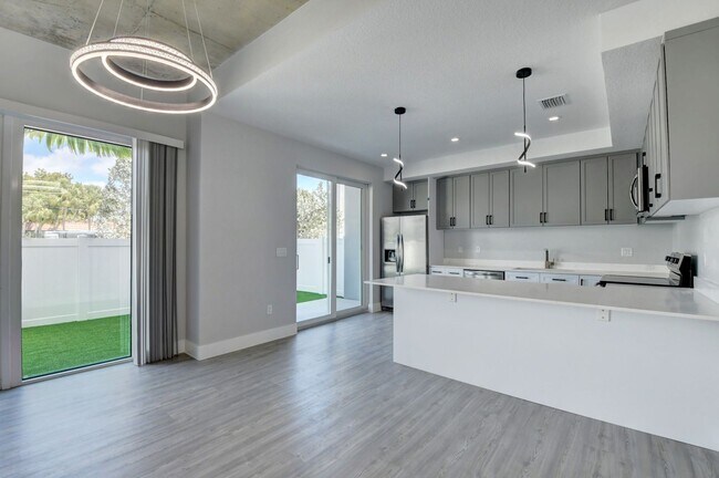 Building Photo - Yamato Villas Townhomes - Boca Raton