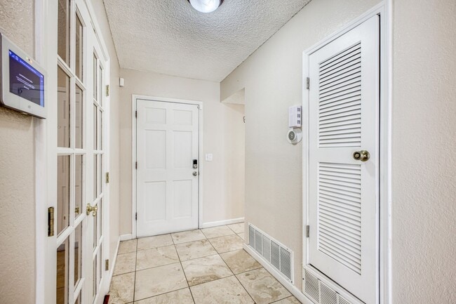 Building Photo - Beautiful House with 4 bed - 2 baths - office & covered big Jacuzzi