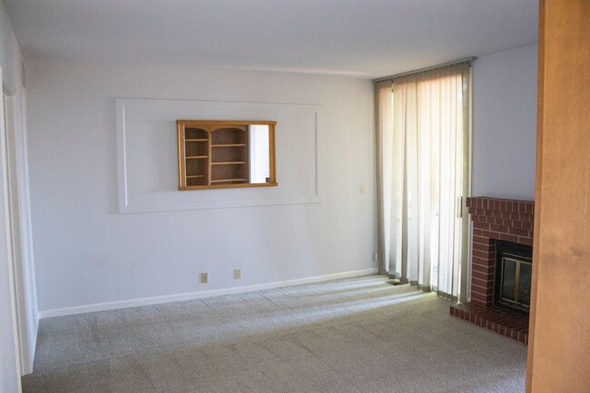 Building Photo - 4 bedroom 3 bathroom off Skyline Dr with s...