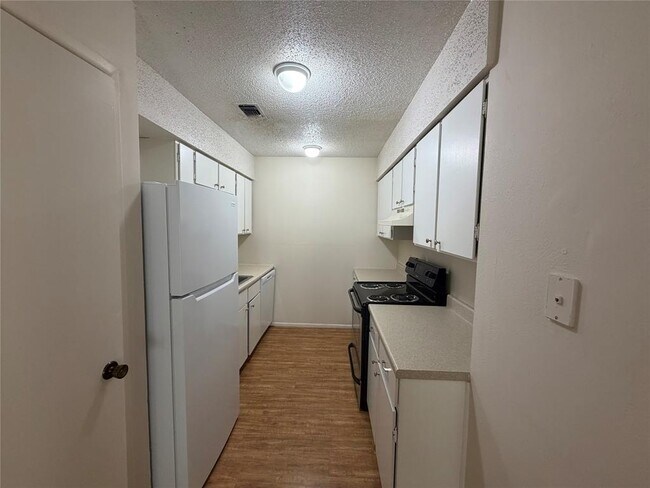 Building Photo - 421 Live Oak St