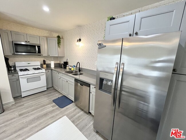 Building Photo - 1205 N Orange Grove Ave