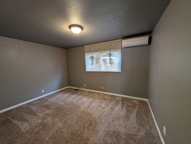 Building Photo - Single Family Home Near Shopping and Schools