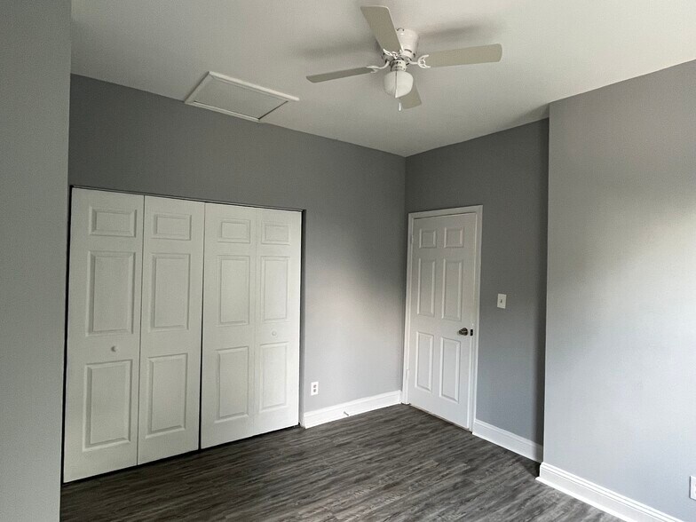 Building Photo - 1006 F St NE