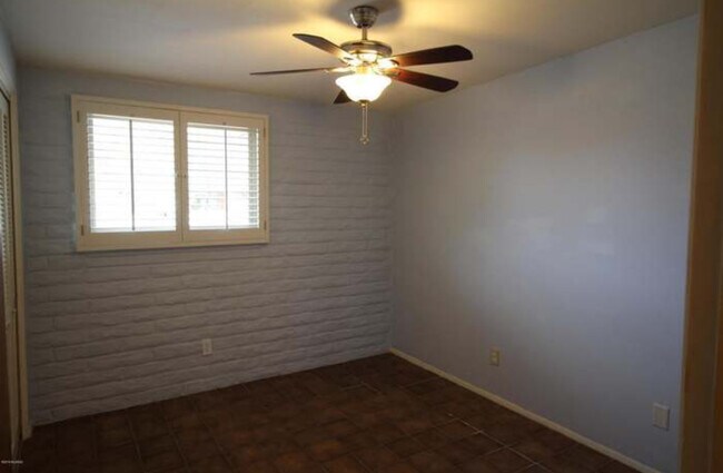 Building Photo - 1321 W Newton Dr