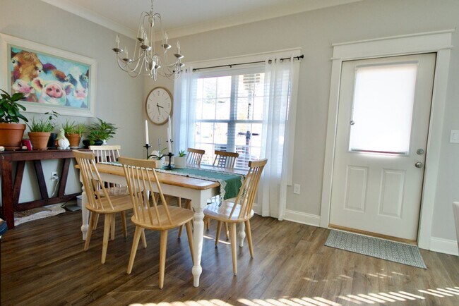 Building Photo - 3 Bed 3.5 Bath Luxury Townhome in Convenient Location!
