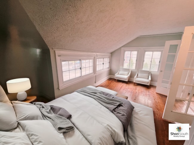 Building Photo - Updated Heritage Hill 2 bed 1 bath upper a...