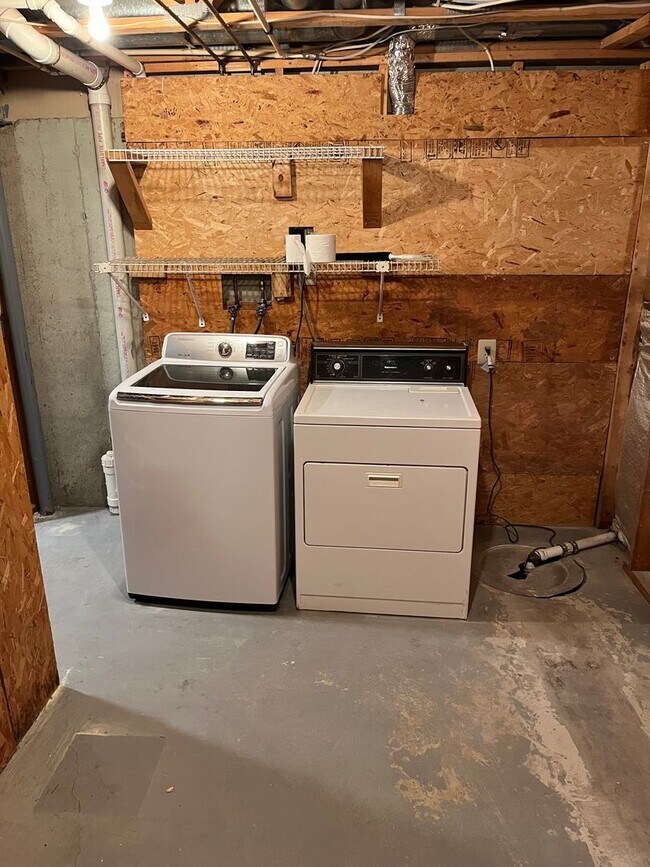 Building Photo - Beautiful 2 Bedrooms 2.5 Bathroom luxury 3 level Townhouse location in the Rockburn Commons Commu...