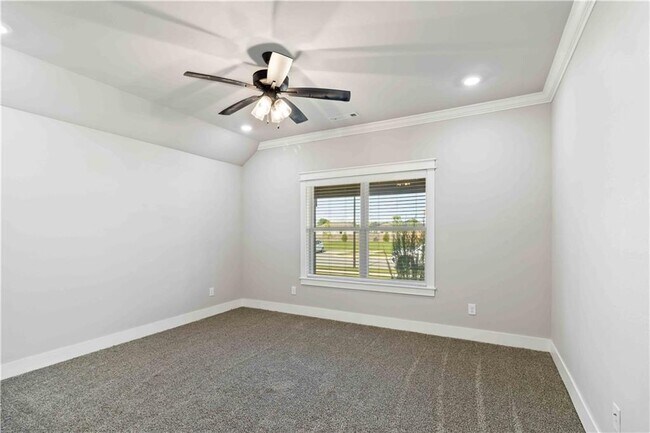 Building Photo - 9 E Loveland Loop