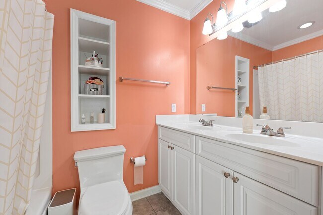 Building Photo - Sunlit Downing Creek townhome with private deck, open layout, and easy access to Duke, UNC, and RTP.