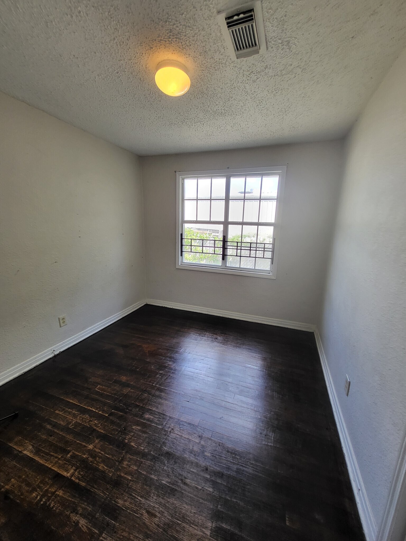 Building Photo - 330 W 26th St