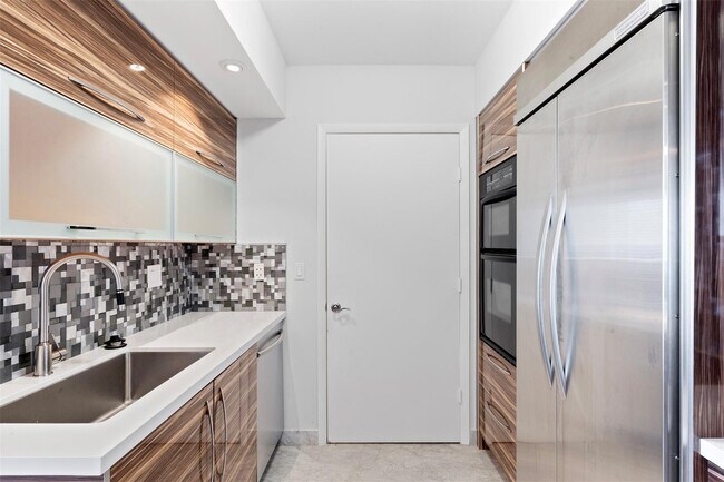 Building Photo - 18911 Collins Ave