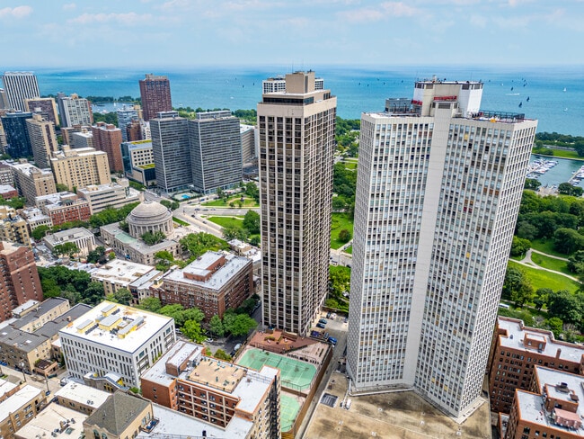 Building Photo - 2650 N Lakeview Ave