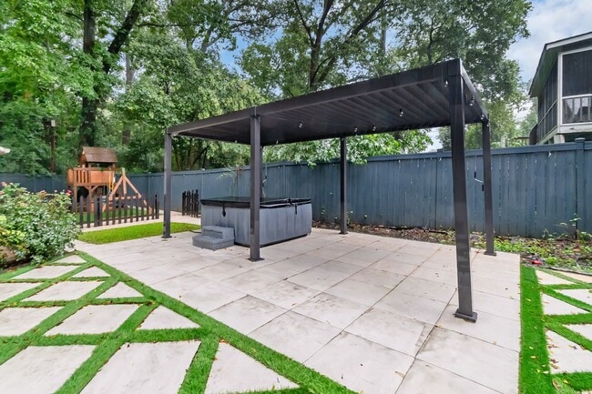 Building Photo - Spacious charmer in the heart of Dilworth ...