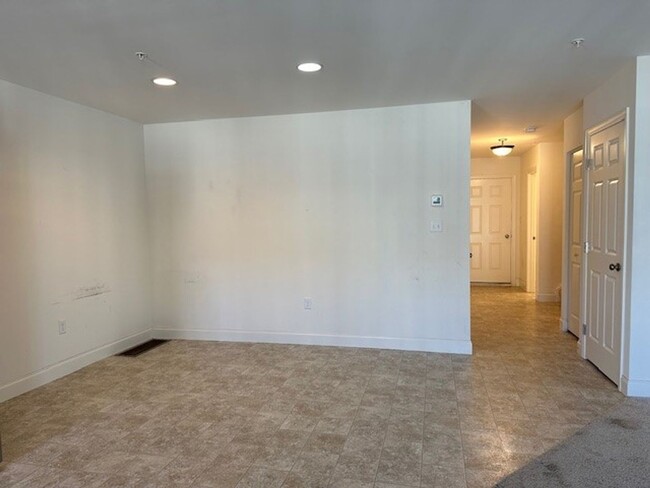 Building Photo - 3 Bedroom 2.5 Bathroom Townhouse in Centra...