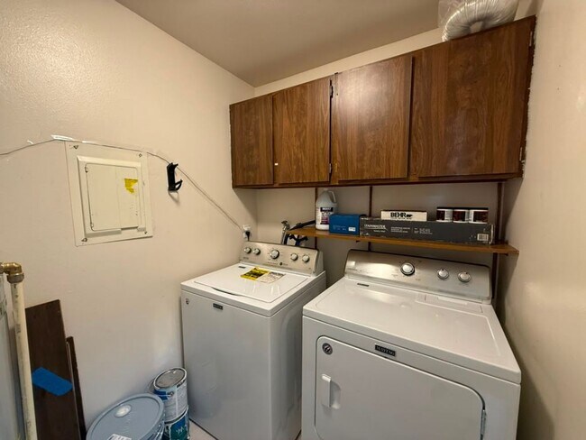 Building Photo - 3 Bed 2 Bath Condo & Pool Access!