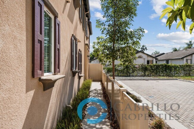Building Photo - Spacious 3 bedroom Home w/2 car Garage in ...