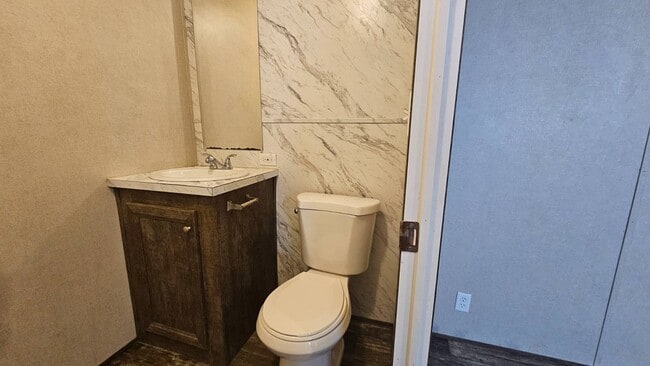 Building Photo - 2320 E MacArthur Rd