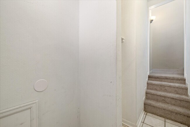 Building Photo - Spacious studio loft in the highly sought-...