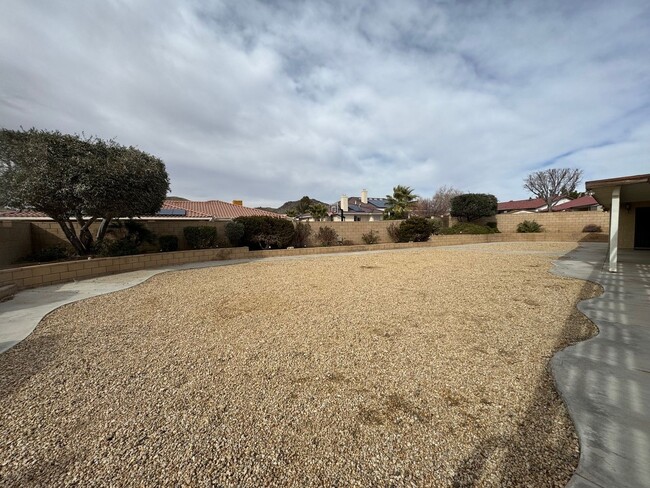 Building Photo - Beautiful Desert Knolls Home/ split floor ...