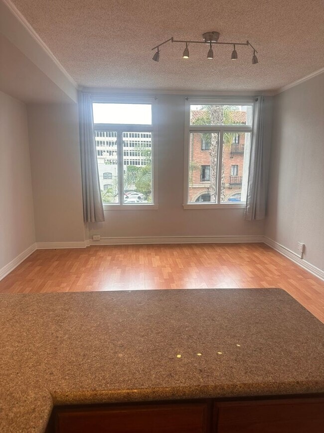 Building Photo - Charming 1 Bed in Historic Lafayette Build...