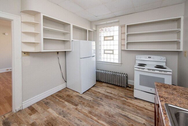 Building Photo - Beautifully updated Tudor style duplex. Upper unit. Large rooms. 2 balconies, private entry. Fenc...