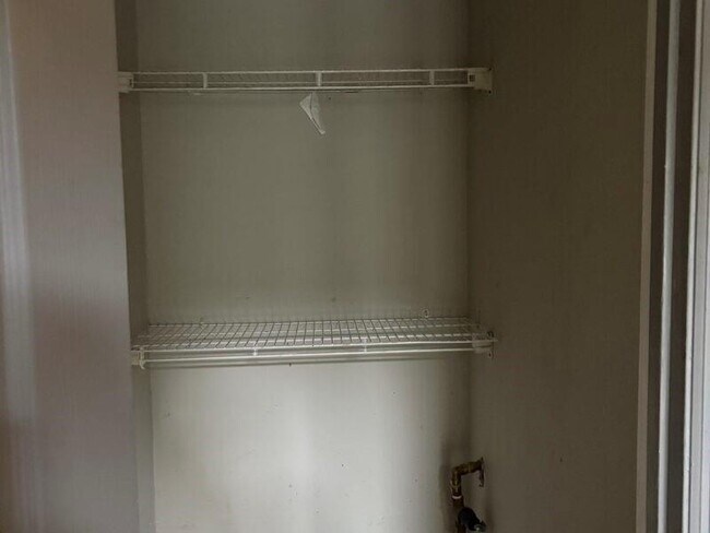 Building Photo - 1562 Linksview Close