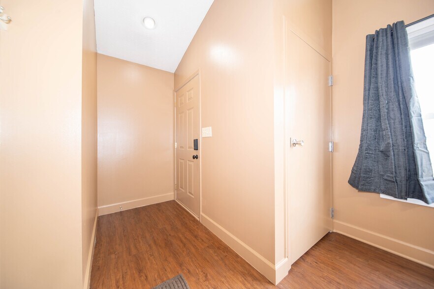 Keyless Entry Foyer - 701 N Dicks St