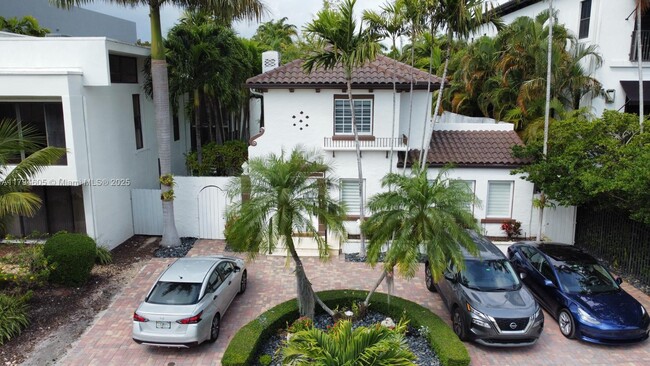 Building Photo - 1823 S Bayshore Ln