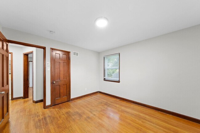 Building Photo - 2 bedroom Single Family Home with Fenced i...