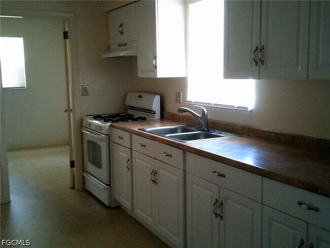 Building Photo - 1405 Juddale St E