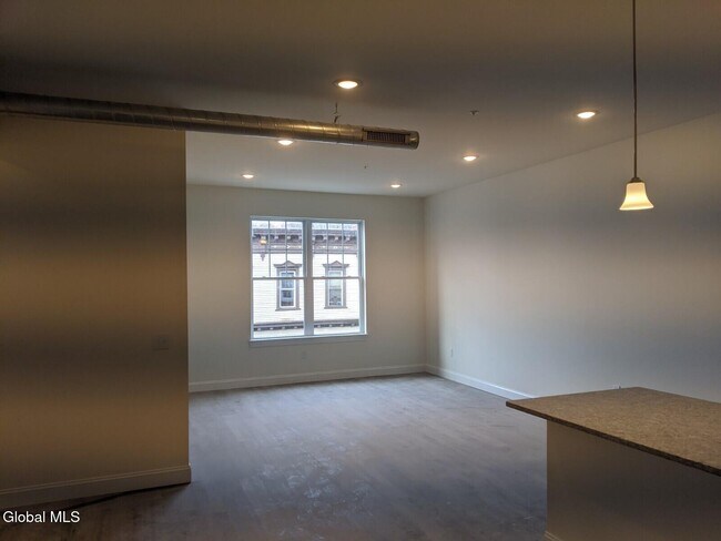 Building Photo - 12 White St