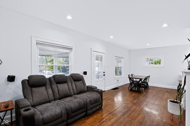 Building Photo - 3910 N Kenwood Ave