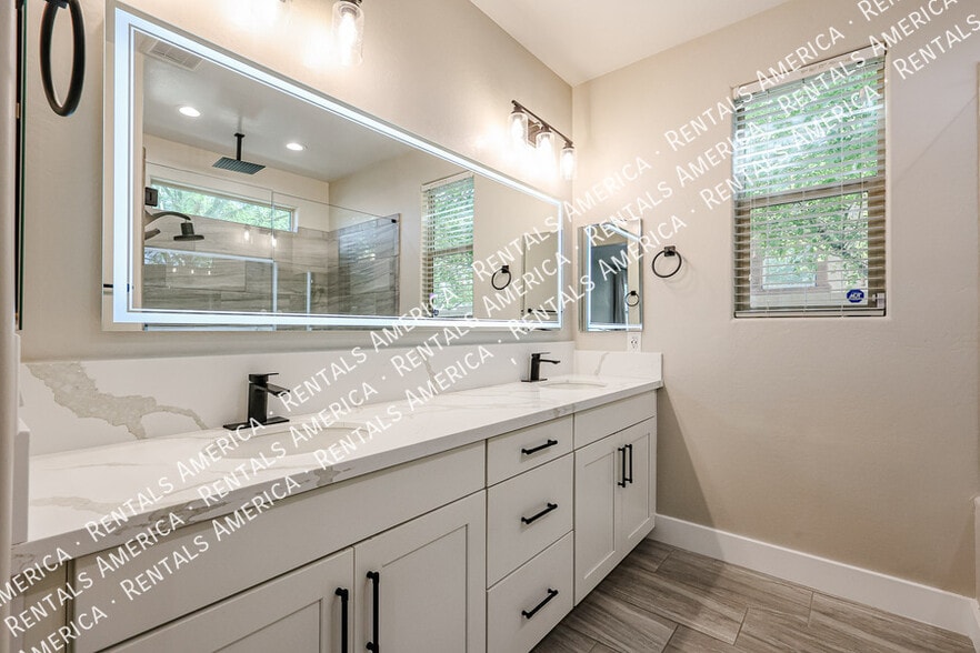 Building Photo - 7855 W Rock Springs Dr