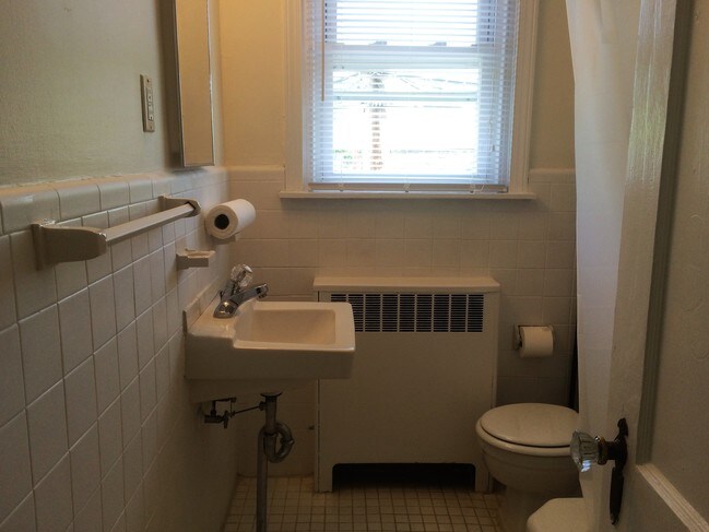 Bath Pic 2 - 3301 Indian Queen Ln
