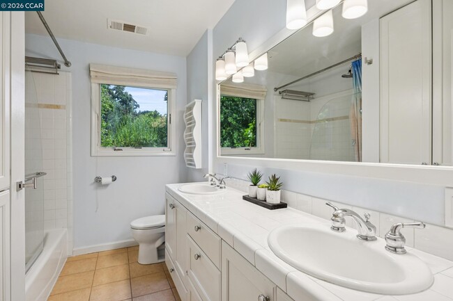 Building Photo - 783 Los Palos Manor