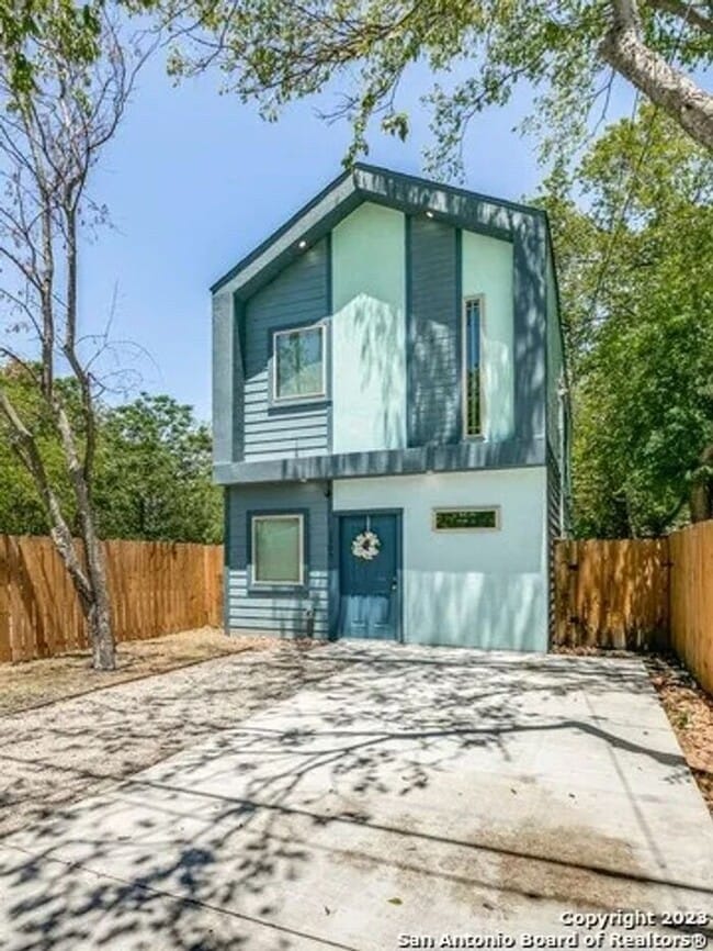 Primary Photo - 1105 Torreon St