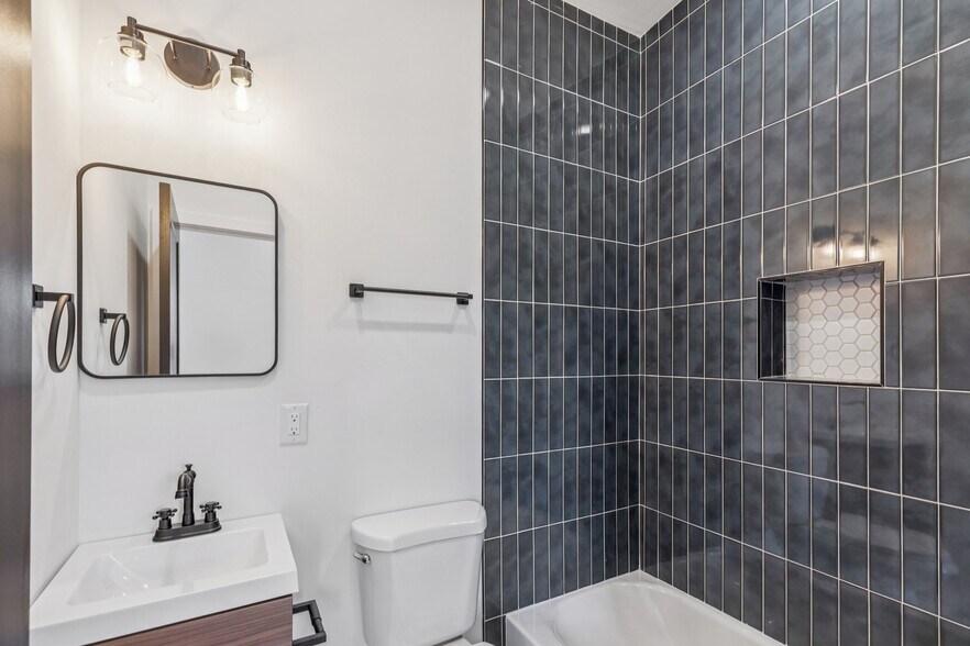 Full bathroom 1 - 1342 S Stanley St