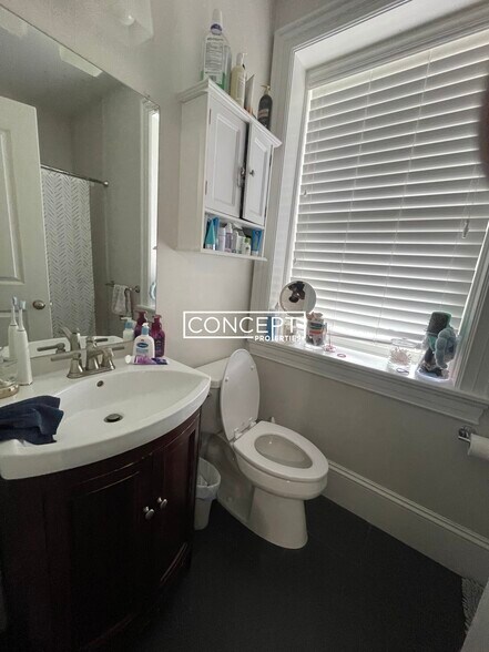 Building Photo - 2045 Beacon St