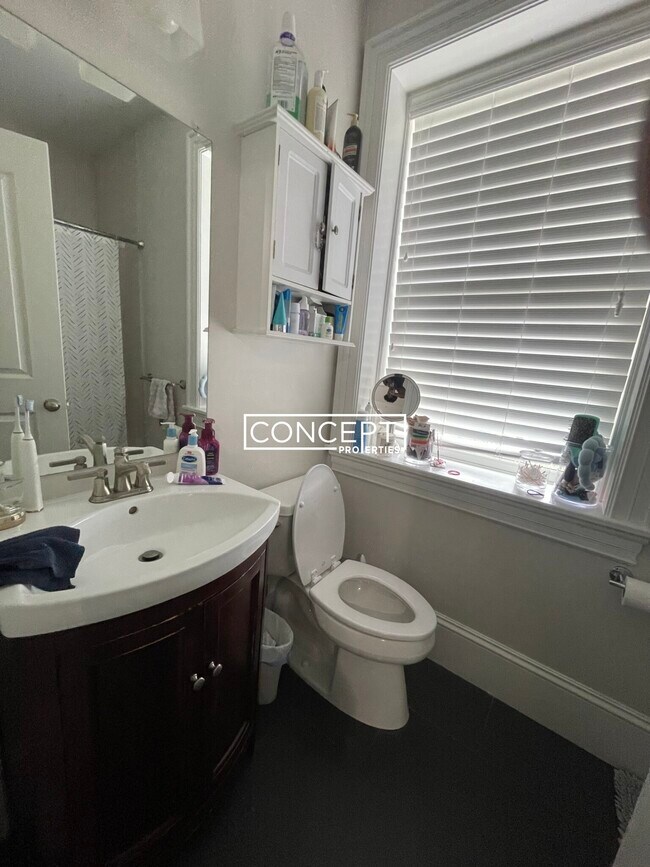 Building Photo - 2045 Beacon St