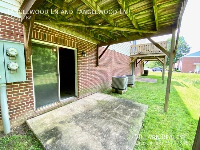 Building Photo - 442 Tanglewood Ln